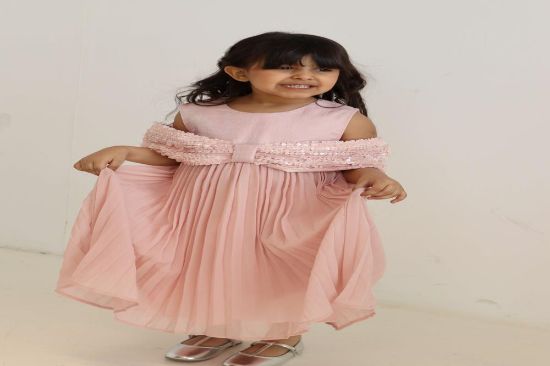 صورة فستان لحمي مع فينكه انيقه على الصدر والاكتاف ترتر وتل على الفستان